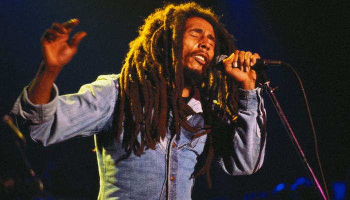 Pada 1960-an dan 1970-an, Rastafari memperoleh kehormatan di Jamaika. Bahkan, agama ini memiliki visibilitas yang lebih besar di luar negeri melalui popularitas musisi reggae yang terinspirasi Rasta, terutama Bob Marley.