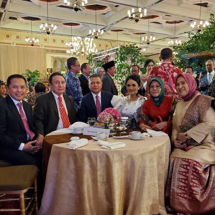 Sosok orang tua angkat Krisdayanti dan Raul Lemos