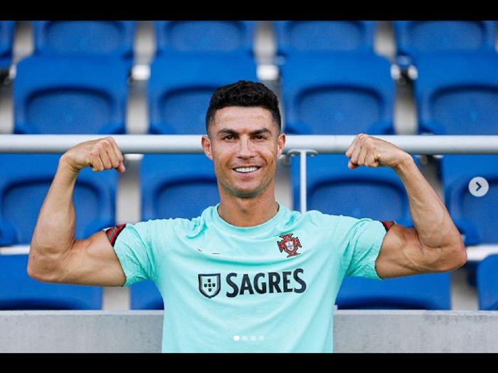 Kapten Portugal Cristiano Ronaldo memperlihatkan ototnya dalam latihan menjelang duel krusial kontra Prancis, Rabu (23/6/2021).
