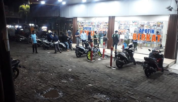 Residents queue to buy anti-covid vitamins at the Pamulang pharmacy.
