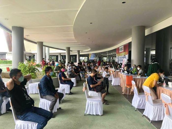 Gaia Bumi Raya City mendirikan sentra vaksinasi Covid-19.
