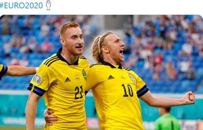 Pemain timnas Swedia, Dejan Kulusevski dan Emil Forsberg, merayakan gol ke gawang timnas Polandia dalam laga Grup E EURO 2020 di Stadion Saint Petersburg, Rabu (23/6/2021).