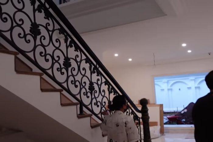 Tangga rumah artis Ivan Gunawan.