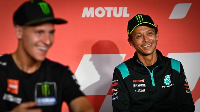 Pembalap Petronas Yamaha SRT, Valentino Rossi, (kanan) pada konferensi pers jelang MotoGP Belanda, Kamis (24/6/2021).