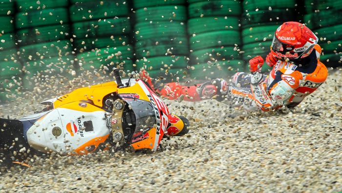 Pembalap Repsol Honda, Marc Marquez, terjatuh pada FP2 MotoGP Belanda 2021 di Sirkuit Assen, Jumat (25/6/2021).
