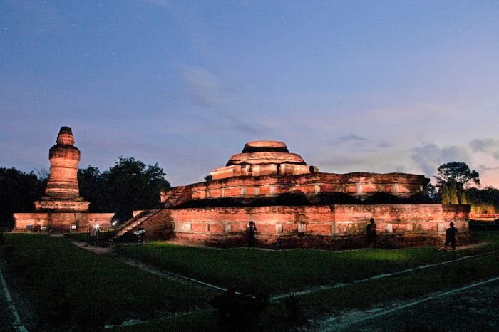 Candi Muara Takus di Riau ini dianggap telah ada sejak zaman keemasan Sriwijaya. Beberapa sejarawan menganggap kawasan ini meru&shy;pakan salah satu pusat peme&shy;rintahan Kerajaan Sriwijaya.  