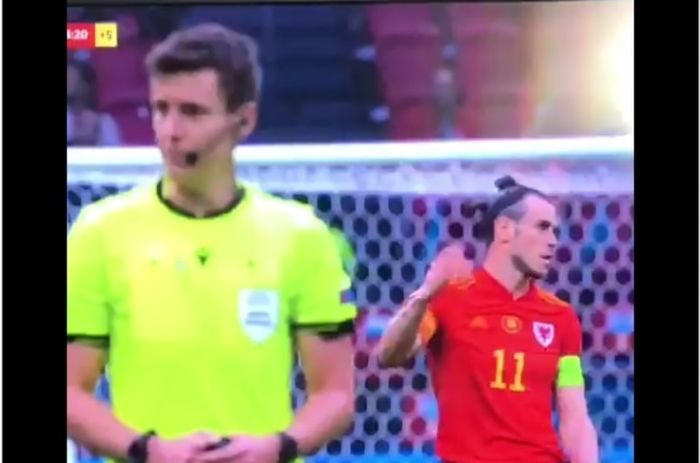 Bintang timnas Wales, Gareth Bale, tampak kesal saat laga melawan Denmark.