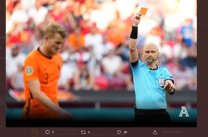 Matthijs de Ligt dikartu merah wasit Sergey Karasev dalam partai babak 16 besar Euro 2020 antara timnas Belanda vs Republik Ceska.
