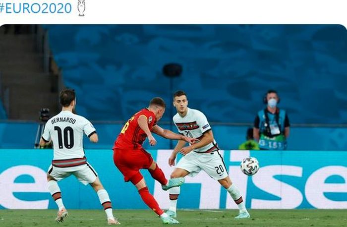 Gelandang timnas Belgia, Thorgan Hazard, mencetak gol ke gawang timnas Portugal dalam laga 16 besar EURO 2020 di Stadion La Cartuja, Minggu (27/6/2021).