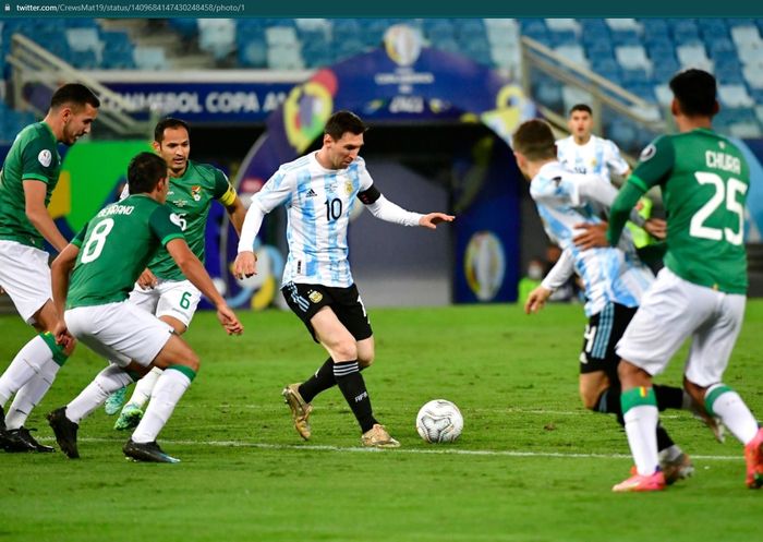 Momen Lionel Messi mendapat hadangan dari pemain Bolivia pada laga terakhir Grup A Copa America 2021.