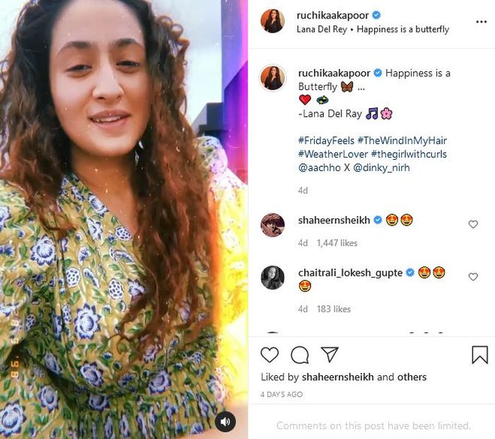 Ruchikaa Kapoor saat memamerkan baby bump nya