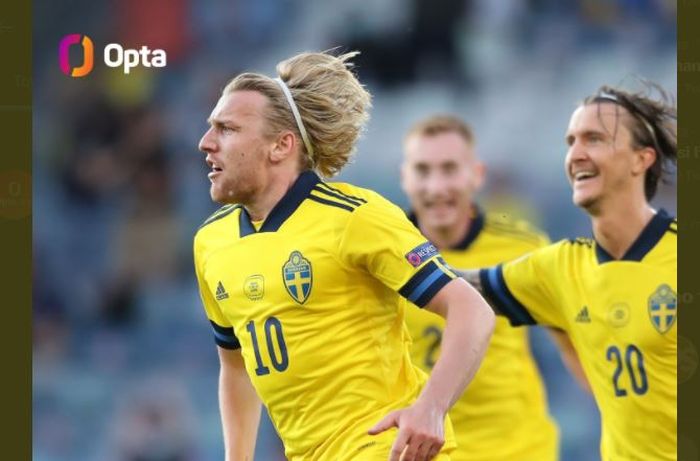 Emil Forsberg merayakan golnya dalam laga Swedia vs Ukraina di babak 16 besar Euro 2020.