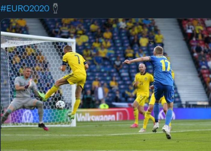 Oleksandr Zinchenko mencetak gol Ukraina ke gawang Swedia di babak 16 besar Euro 2020.
