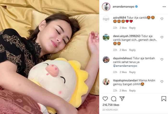 Komentar netizen melihat Amanda Manopo endorse sarung bantal dengan makeup natural di ranjang.
