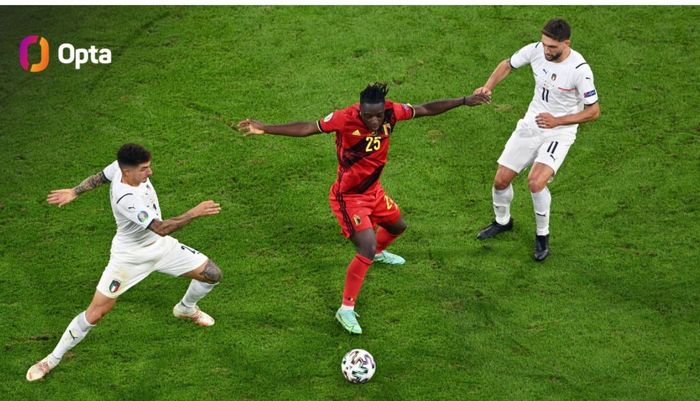 Aksi penyerang sayap timnas Belgia, Jeremy Doku, dikepung dua pemain Italia dalam laga perempat final Euro 2020.