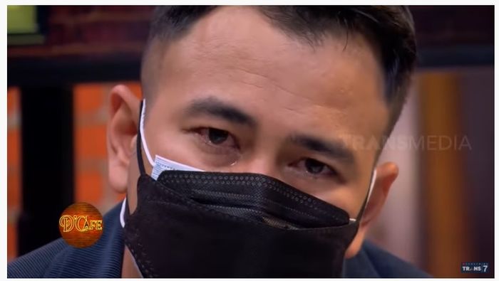 Raffi Ahmad menangis.