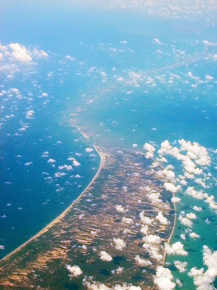Jembatan Adam, juga dikenal sebagai Jembatan Rama atau Rama Setu, adalah rantai beting batu kapur alami, antara Pulau Pamban di India, dan Pulau Mannar di Sri Lanka. Bukti geologis menunjukkan bahwa jembatan ini adalah bekas hubungan darat antara India dan Sri Lanka.