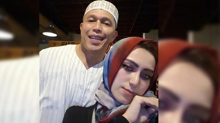 Bang Tigor dengan istri barunya