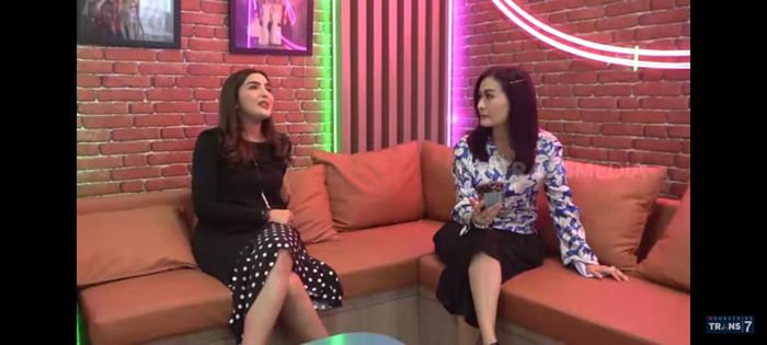 Ashanty saat mengobrol dengan Iis Dahlia
