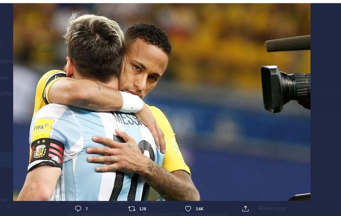Kapten timnas Argentina, Lionel Messi, berpelukan dengan penyerang Brasil, Neymar Jr.