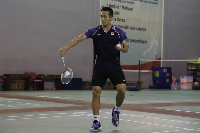 Pebulu tangkis tunggal putra Indonesia, Jonatan Christie, berlatih di pelatnas Cipayung, Jakarta, Senin (5/7/2021).