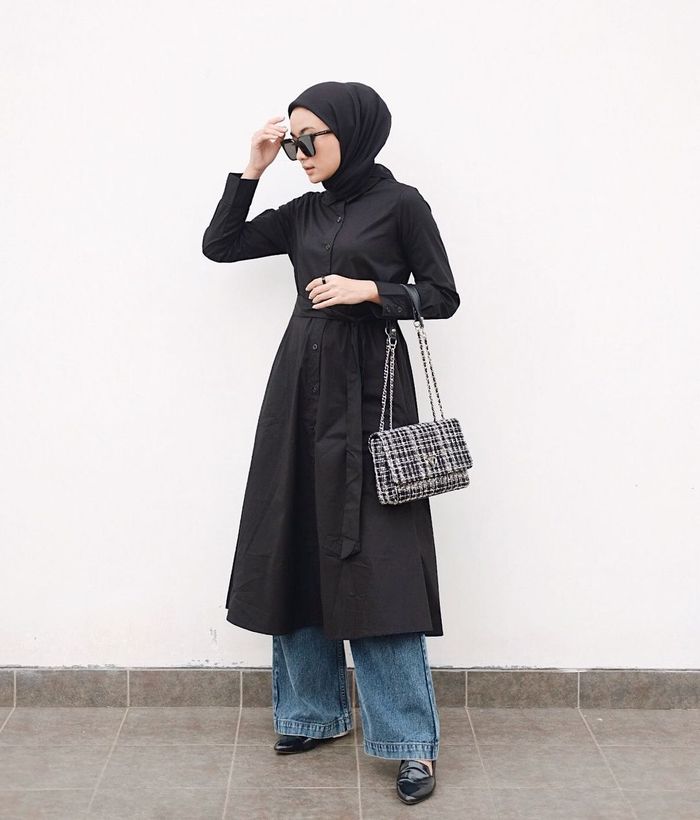 Ide Style Fashion Hijab Pakai Midi Dress Hitam ala Selebgram yang Bisa