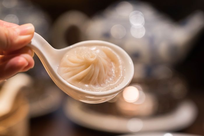 Dimsum banyak jenisnya, orang-orang masih sering salah kaprah bahwa dimsum sebatas kulit pangsit tipis diisi daging dan sayuran