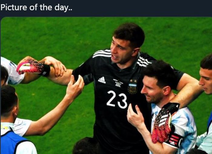 Kiper Argentina, Emiliano Martinez, merangkul Lionel Messi dan rekan-rekannya selepas menyingkirkan Kolombia di semifinal Copa America 2021.