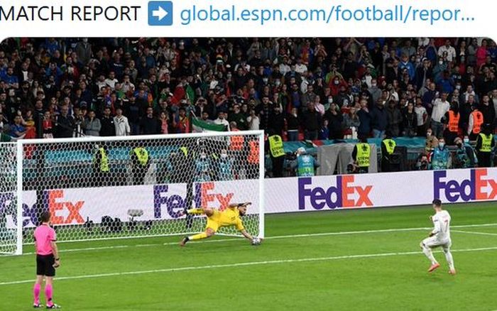 Kiper timnas Italia, Gianluigi Donnarumma, menepis tendangan penalti striker timnas Spanyol, Alvaro Morata, dalam laga semifinal EURO 2020 di Stadion Wembley, Selasa (6/7/2021).
