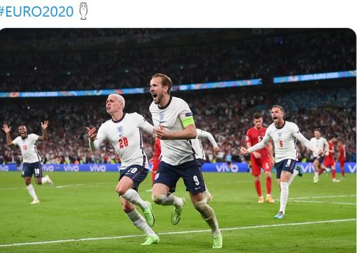 Striker timnas Inggris, Harry Kane, merayakan gol ke gawang timnas Denmark dalam laga semifinal EURO 2020 di Stadion Wembley, Rabu (7/7/2021).