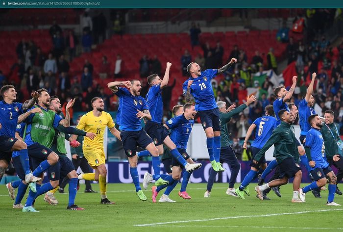 Para pemain timnas Italia merayakan kelolosan mereka ke babak final EURO 2020 usai menaklukkan timnas Spanyol di semifinal.