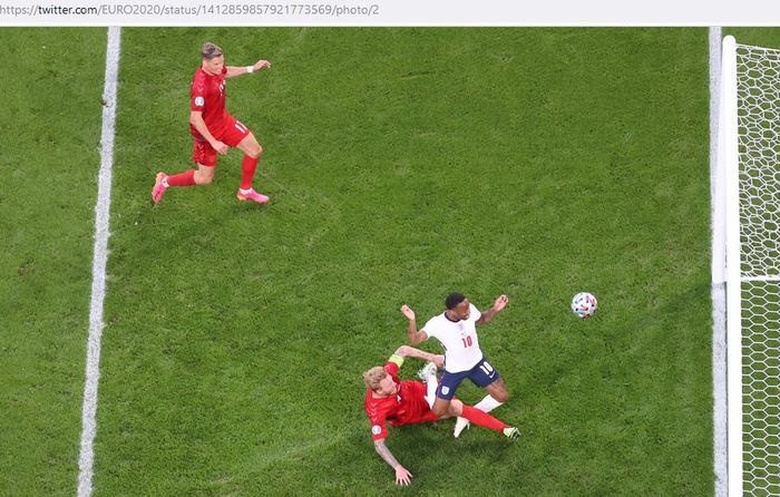 Bek timnas Denmark, Simon Kjaer, mencetak gol bunuh diri dalam laga semifinal EURO 2020 kontra timnas Inggris di Stadion Wembley, Rabu (7/7/2021).