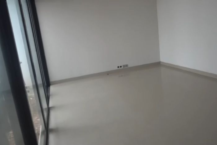 Ruang makan dan keluarga di rumah artis Ricky Harun yang baru.