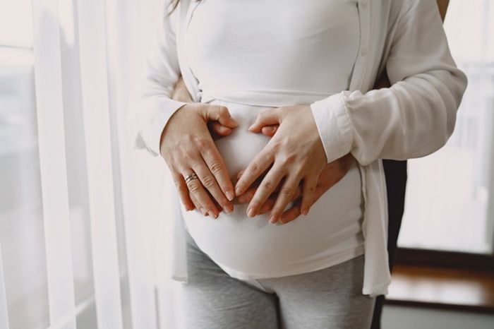 Mitos vs fakta kehamilan apakah ibu hamil bahaya melakukan perjalanan udara?