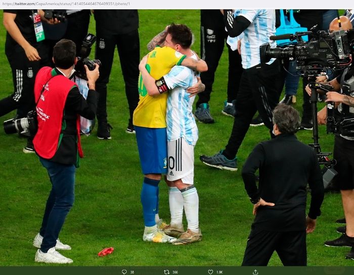 Momen mesra Lionel Messi dan Neymar selepas final Copa America 2021.