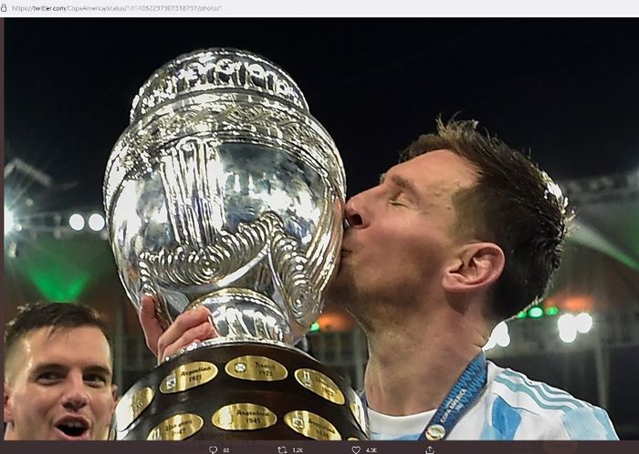 Kapten timnas Argentina, Lionel Messi, mencium trofi Copa America 2021.