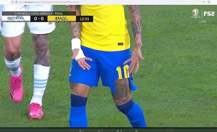Celana Neymar robek saat mentas pada final Copa America 2021 kontra Argentina.