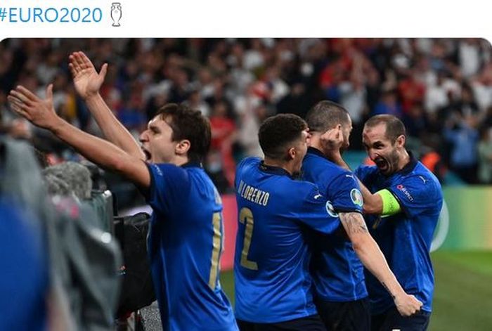 Kapten timnas Italia, Giorgio Chiellini (kanan), merayakan gol Leonardo Bonucci dalam laga final EURO 2020 kontra timnas Inggris di Stadion Wembley, Minggu (11/7/2021).