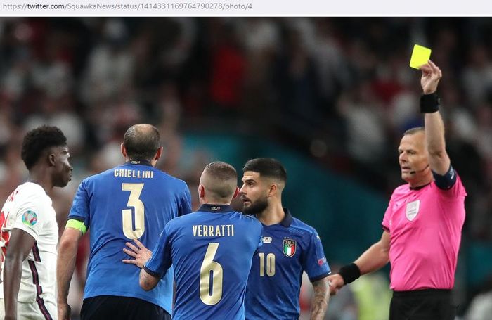 Bek timnas Italia, Giorgio Chiellini, menerima kartu kuning dalam laga final EURO 2020 kontra timnas Inggris di Stadion Wembley, Minggu (11/7/2021).