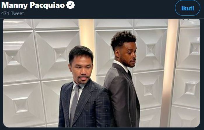 Manny Pacquiao (kiri) dan Errol Spence Jr (kanan) ketika melakukan sesi foto setelah konferensi pers pada Minggu (11/7/2021).