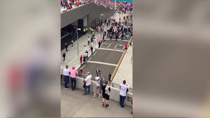 Kerusuhan di Stadion Wembley menjelang final Euro 2020 antara Inggris lawan Italia pecah. Beberapa suporter menerobos garis keamanan hingga terjadi kejar-kejaran.