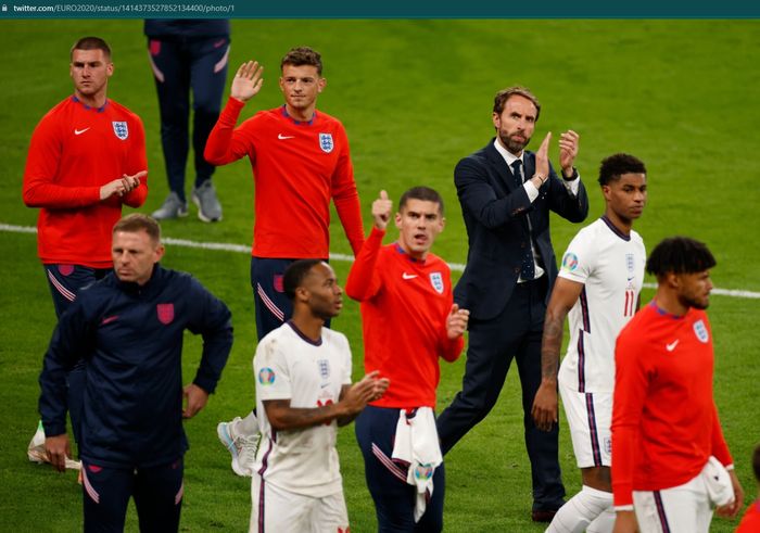 Para pemain Inggris beserta staf pelatih menyapa penggemar setelah gagal menjadi juara EURO 2020.