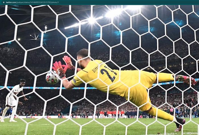 Momen Gianluigi Donnarumma tepis tendangan penalti Bukayo Saka di final EURO 2020.