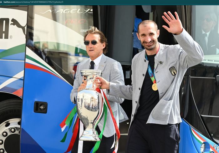 Giorgio Chiellini dan Roberto Mancini membawa trofi EURO 2020 usai tiba di Italia.