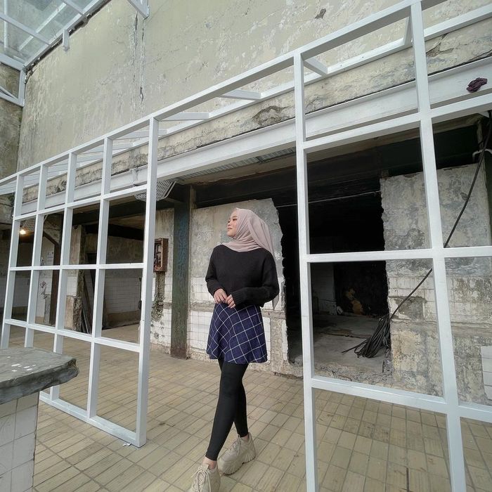 OOTD hijab dan rok mini ala <a href='https://jambi.tribunnews.com/tag/putri-delina' title='Putri Delina'>Putri Delina</a>.