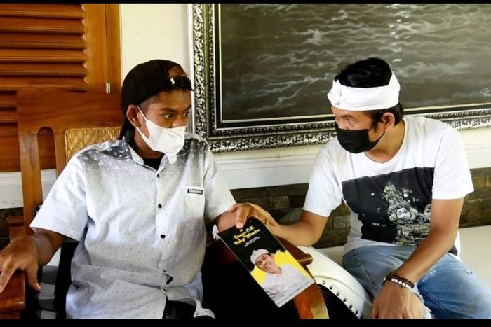 Sudrajat (24), seorang buruh bangunan yang viral karena dipecat karena tidak memakai masker, bertemu dengan anggota DPR RI Dedi Mulyadi.