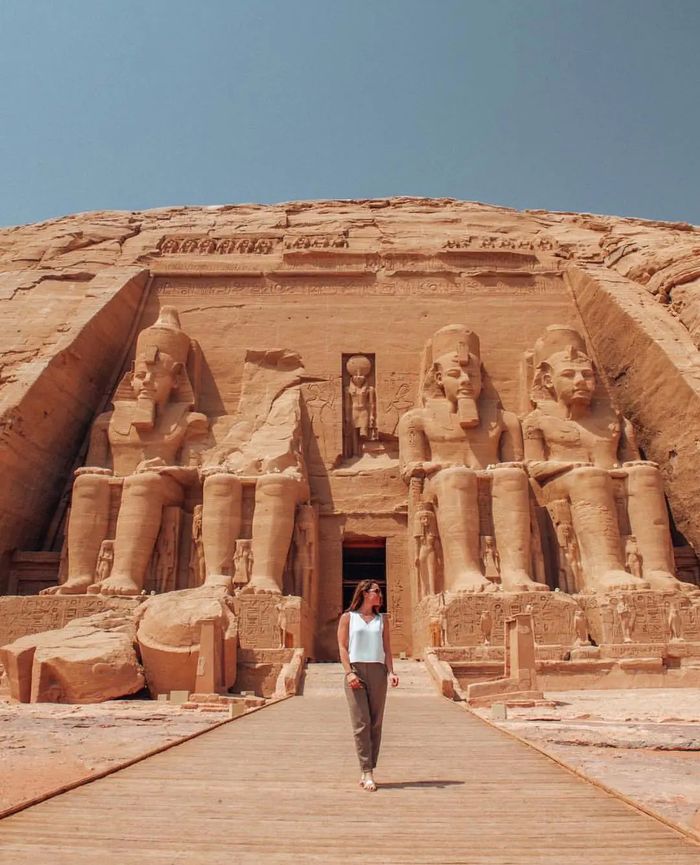 Di tepian Nil, peradaban berkembang sejak ribuan tahun silam. Abu Simbel adalah kuil dengan monumen yang terkenal dan spektakuler sebagai kuil besar Ramses II. Interiornya sangat mengesankan.