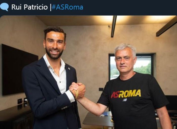 Jose Mourinho bersama Rui Patricio, rekrutan pertamanya di AS Roma.
