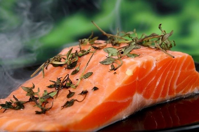 Ikan salmon merupakan salah satu makanan dengan kandungan vitamin D cukup tinggi, Ini penjelasannya. 