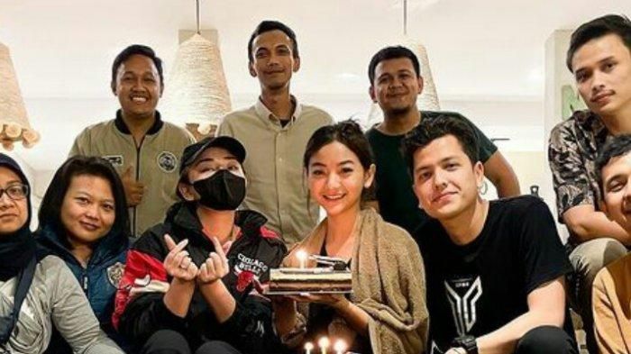 Ulang tahun Glenca Chysara bareng Amanda Manopo, Rendi Jhon dan kru